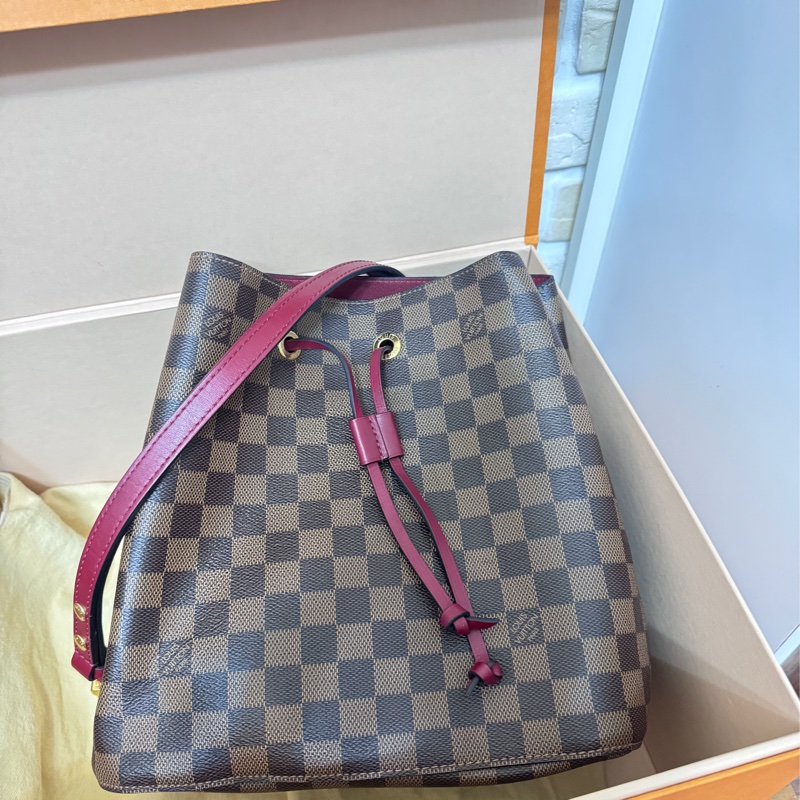 Lv 絕版莓果紅棋盤水桶包-0