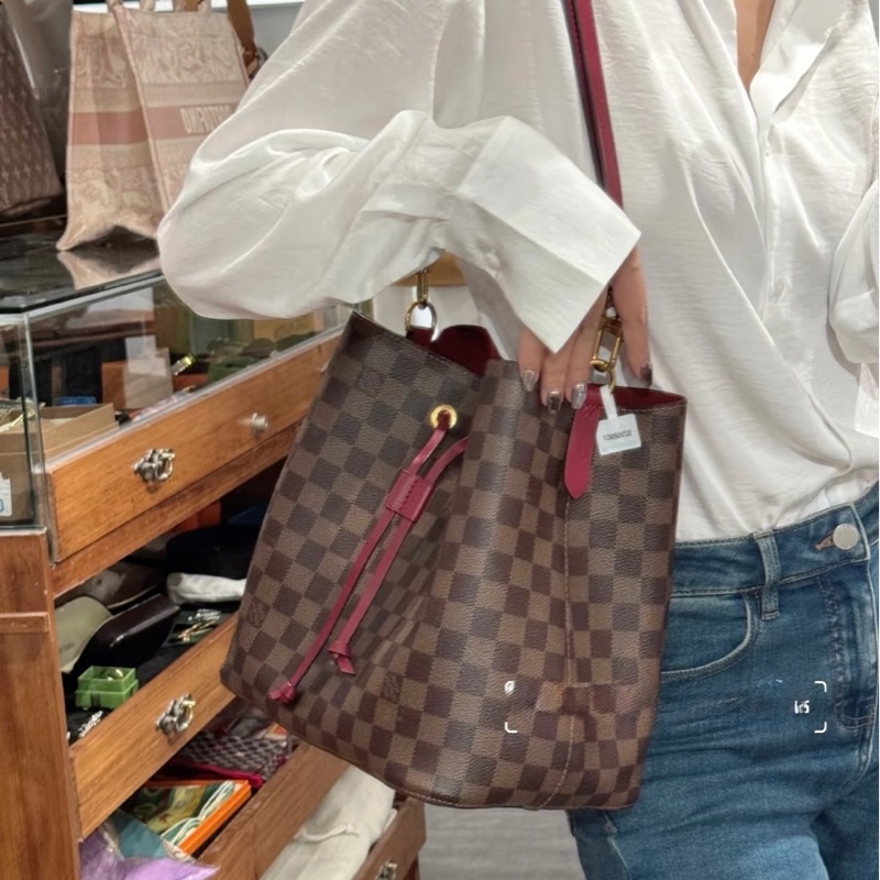 Lv 絕版莓果紅棋盤水桶包-1