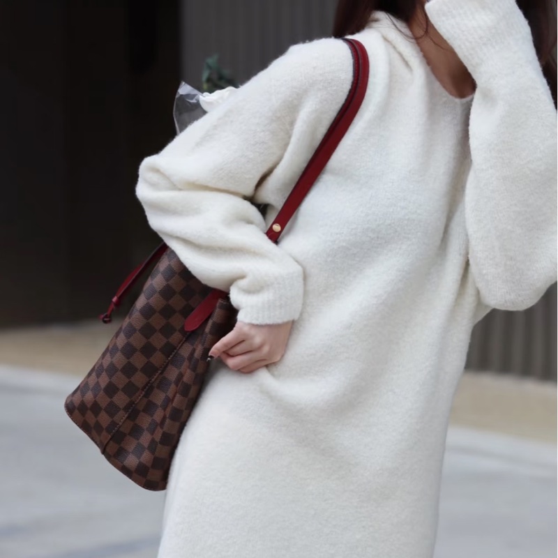 Lv 絕版莓果紅棋盤水桶包-2