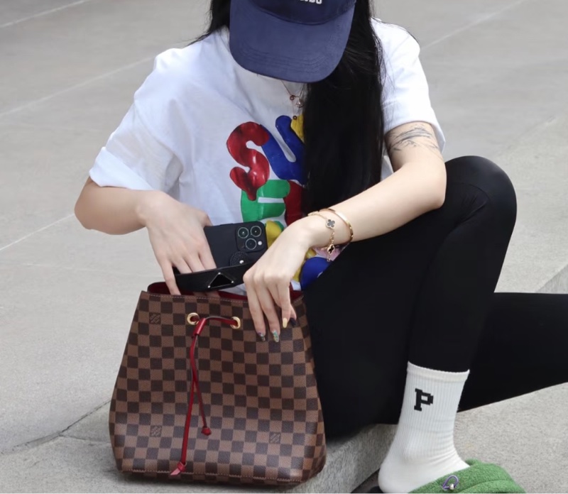 Lv 絕版莓果紅棋盤水桶包-3