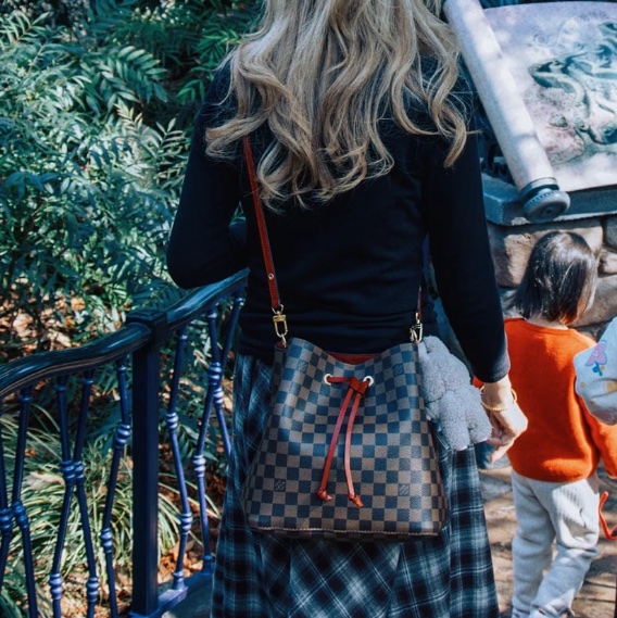 Lv 絕版莓果紅棋盤水桶包-4