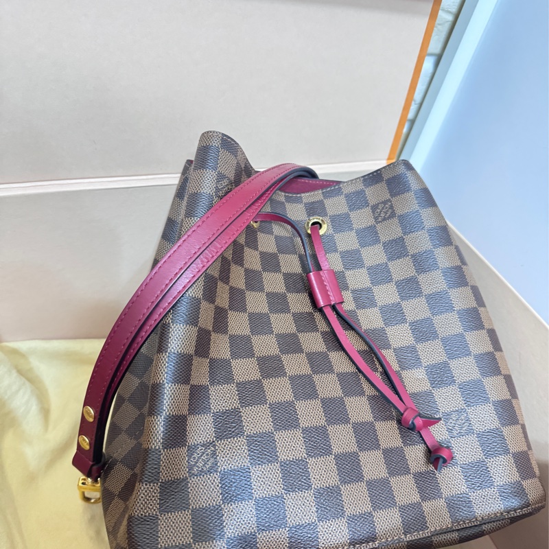 Lv 絕版莓果紅棋盤水桶包-5