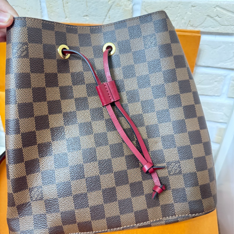 Lv 絕版莓果紅棋盤水桶包-7