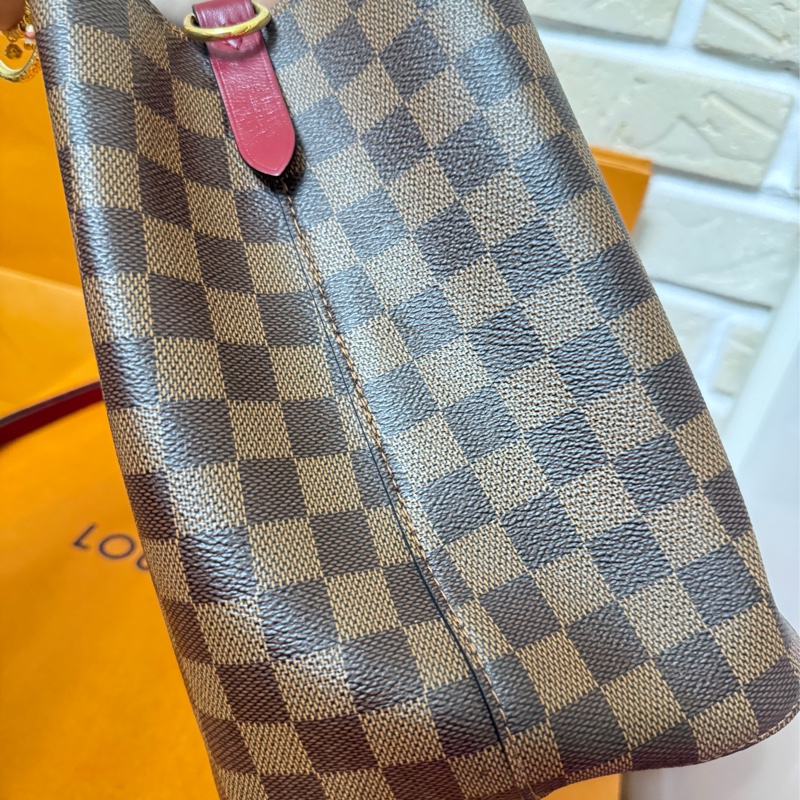Lv 絕版莓果紅棋盤水桶包-8