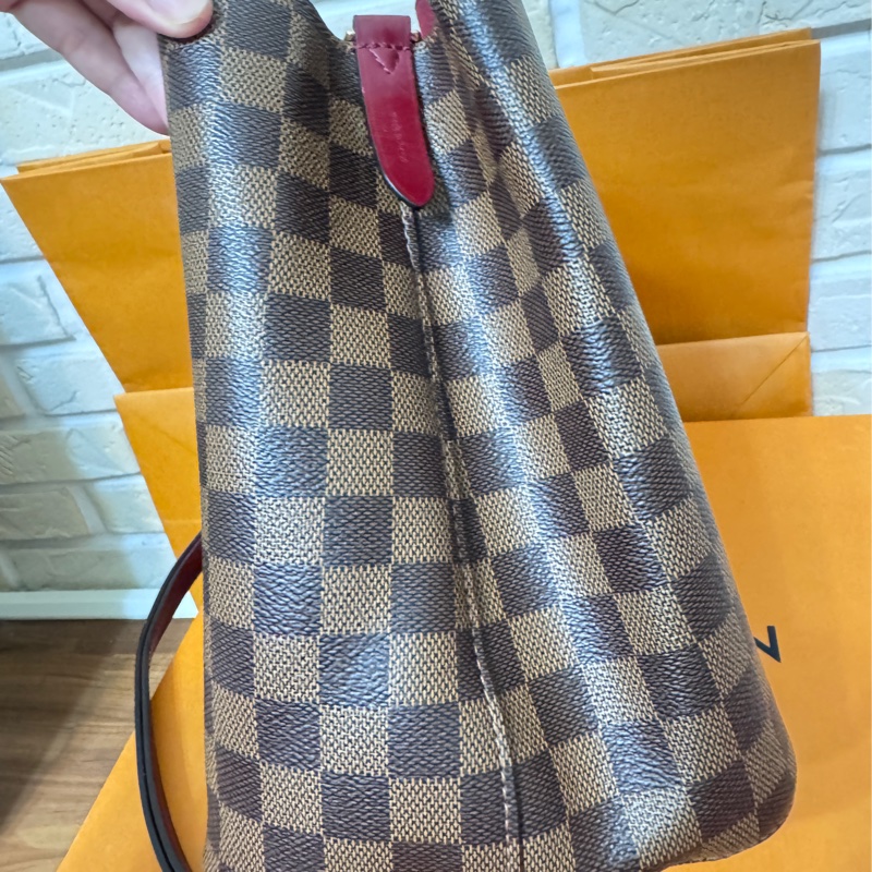 Lv 絕版莓果紅棋盤水桶包-9