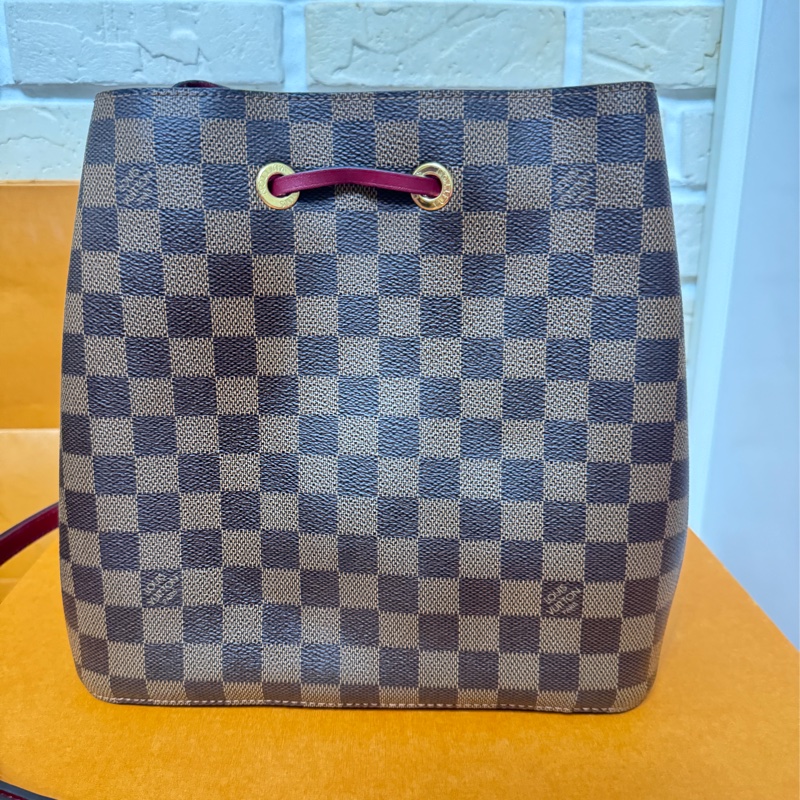 Lv 絕版莓果紅棋盤水桶包-10