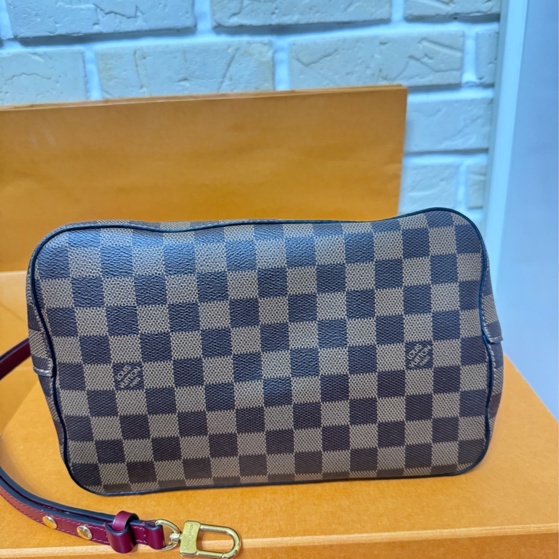 Lv 絕版莓果紅棋盤水桶包-11