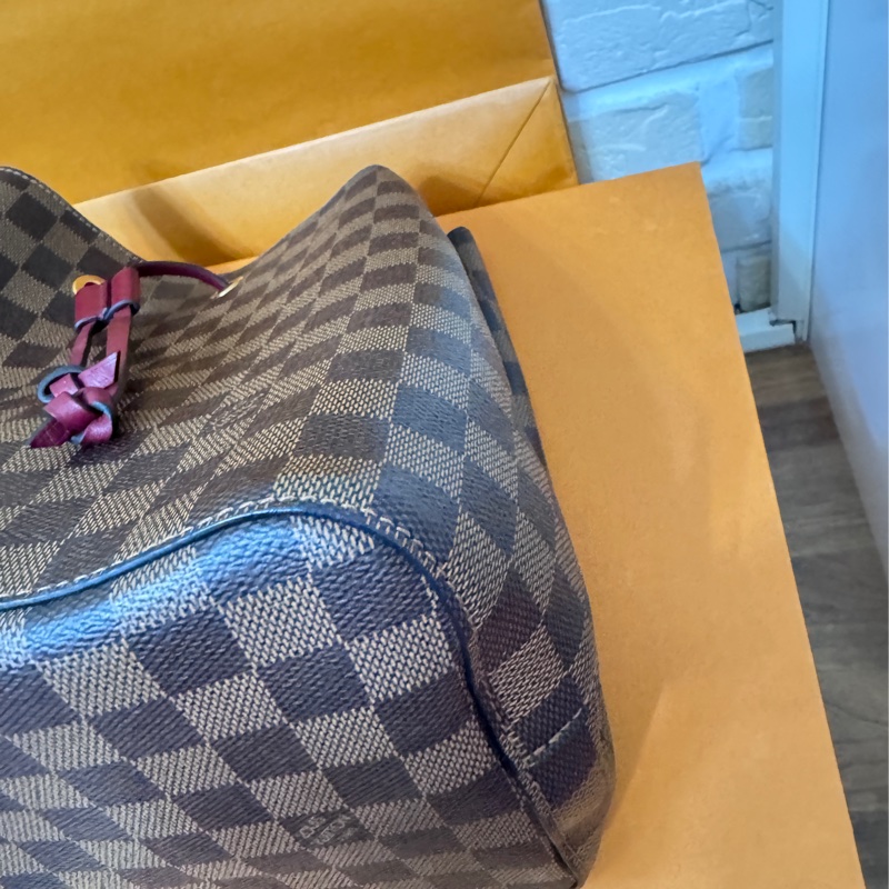 Lv 絕版莓果紅棋盤水桶包-12