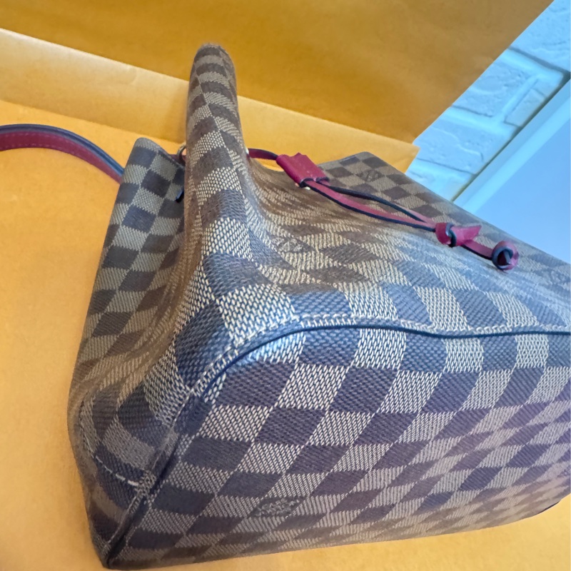 Lv 絕版莓果紅棋盤水桶包-13