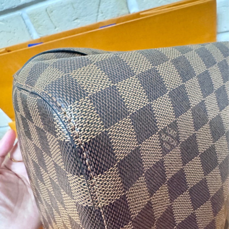 Lv 絕版莓果紅棋盤水桶包-14