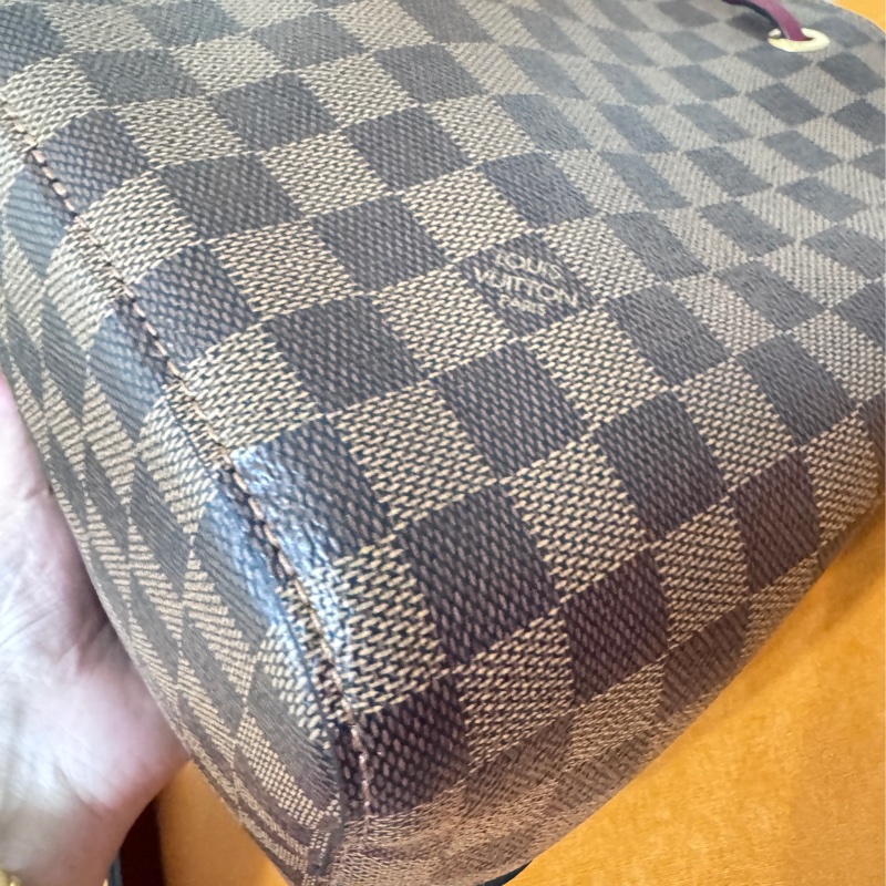 Lv 絕版莓果紅棋盤水桶包-15