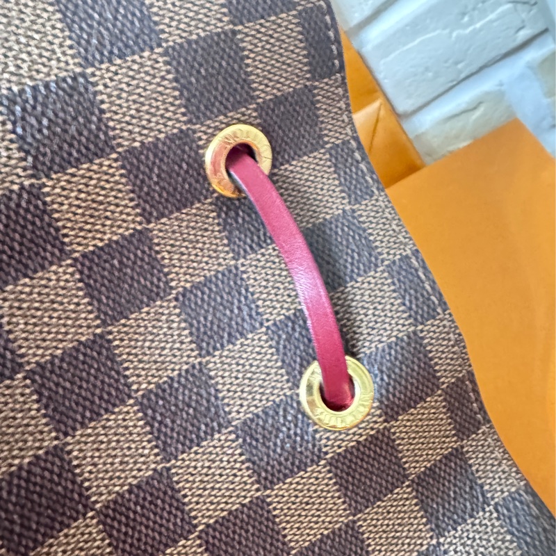Lv 絕版莓果紅棋盤水桶包-16