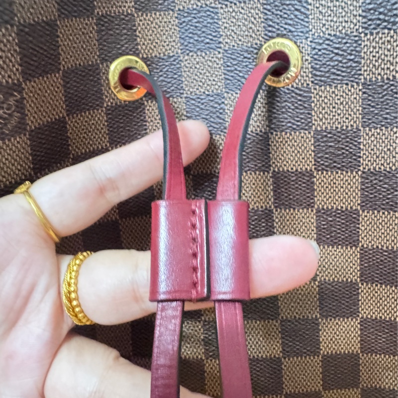 Lv 絕版莓果紅棋盤水桶包-17