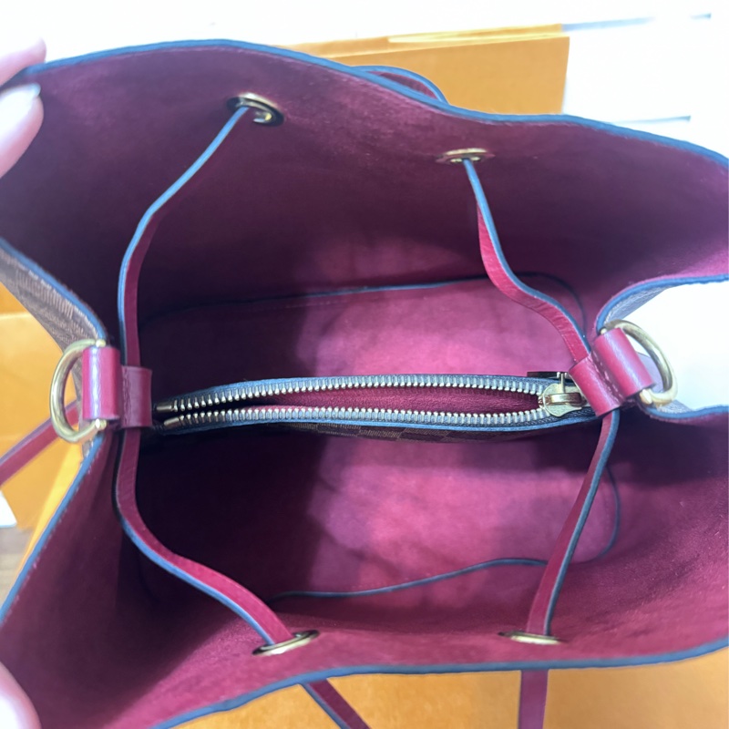 Lv 絕版莓果紅棋盤水桶包-18