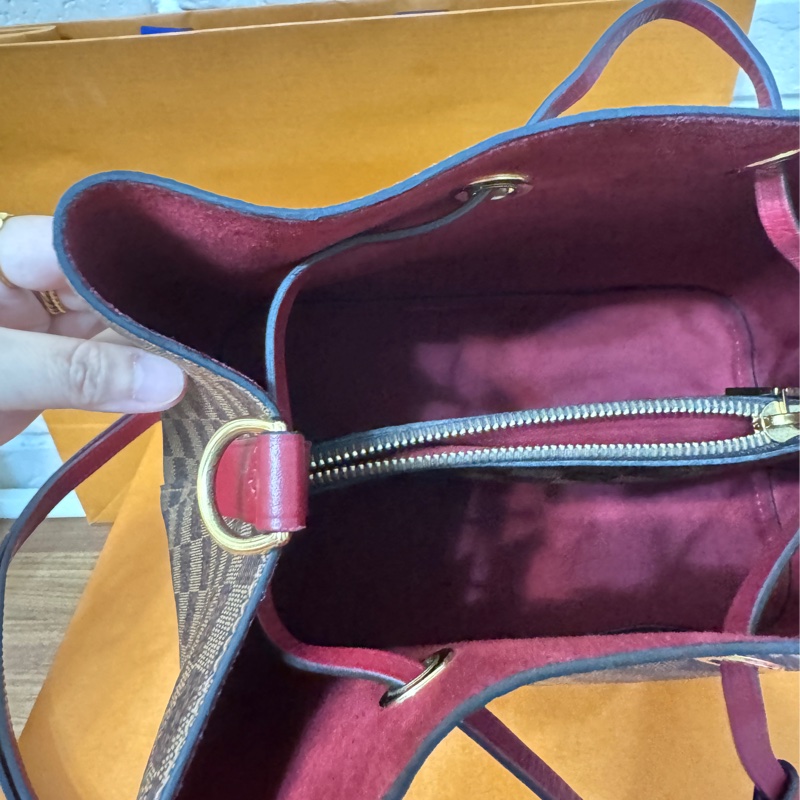 Lv 絕版莓果紅棋盤水桶包-20