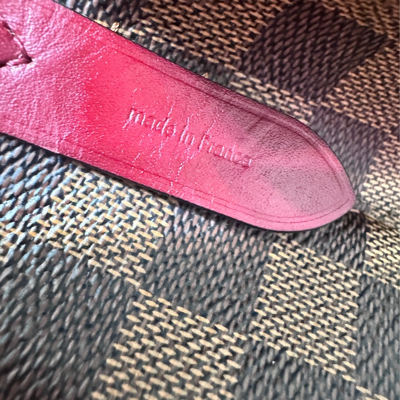 Lv 絕版莓果紅棋盤水桶包-22