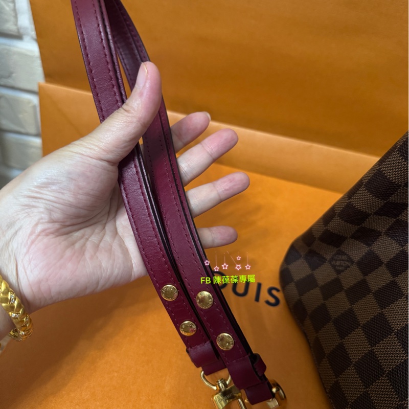 Lv 絕版莓果紅棋盤水桶包-23