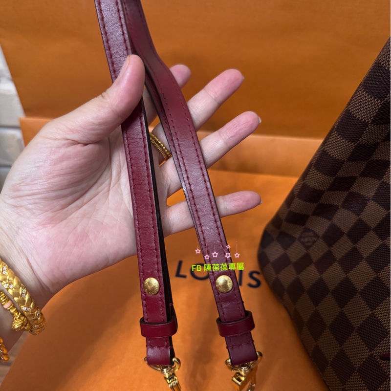 Lv 絕版莓果紅棋盤水桶包-24