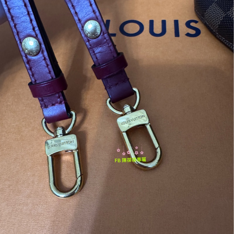 Lv 絕版莓果紅棋盤水桶包-25