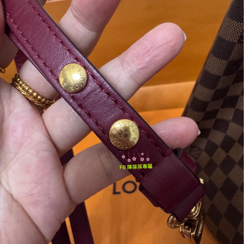 Lv 絕版莓果紅棋盤水桶包-26