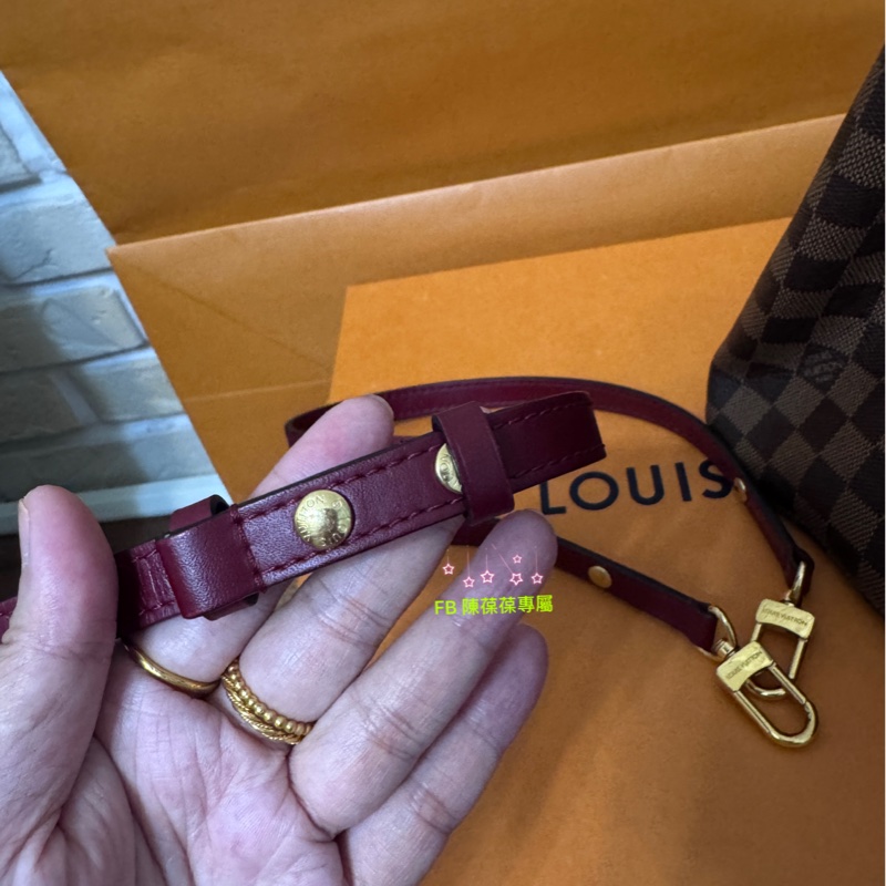 Lv 絕版莓果紅棋盤水桶包-30