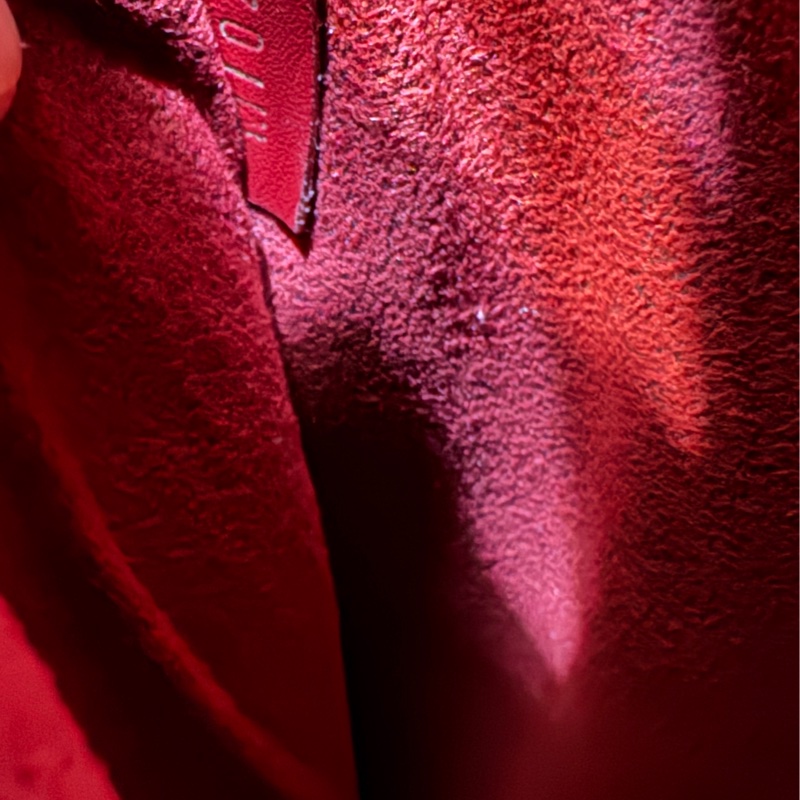 Lv 絕版莓果紅棋盤水桶包-31