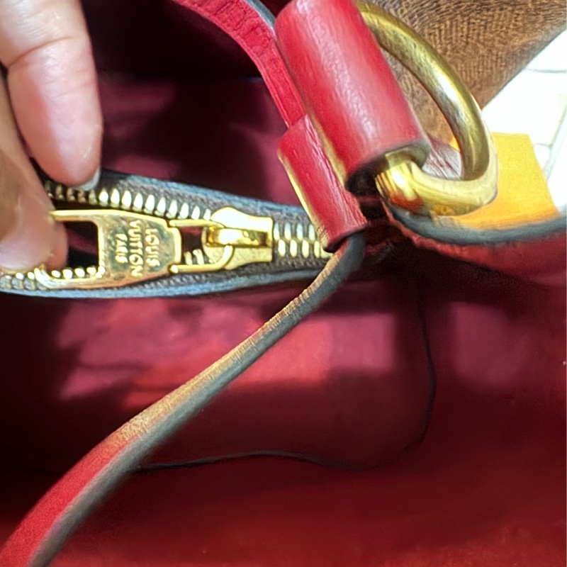 Lv 絕版莓果紅棋盤水桶包-35