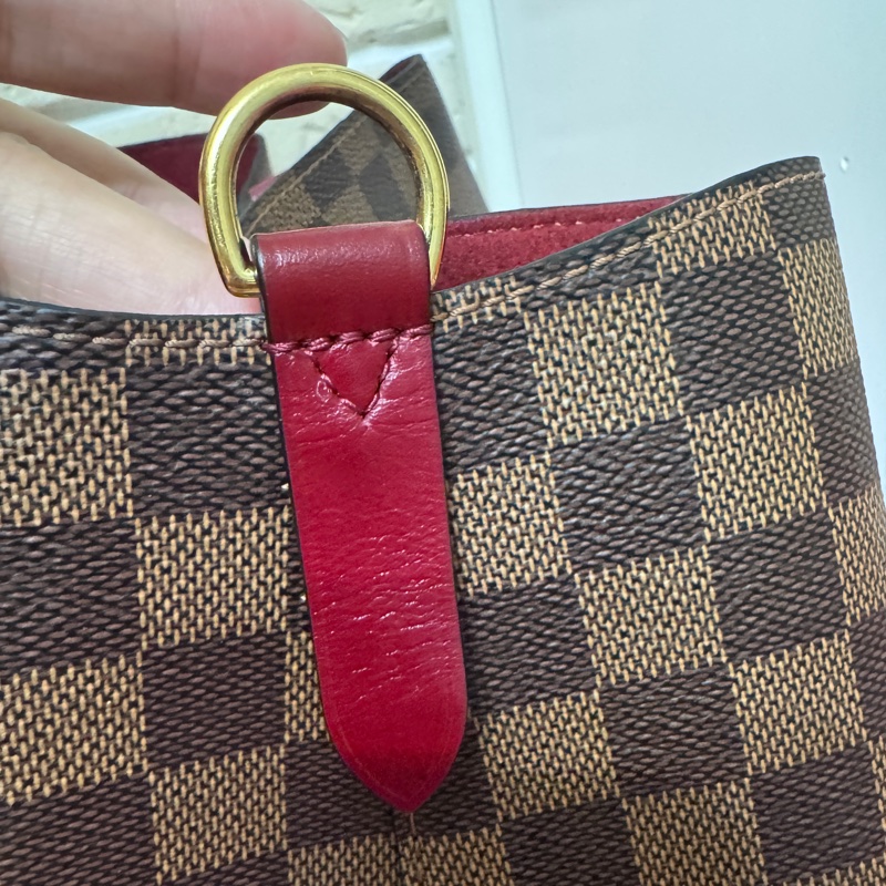 Lv 絕版莓果紅棋盤水桶包-36