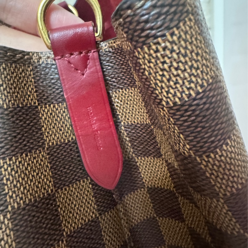 Lv 絕版莓果紅棋盤水桶包-37