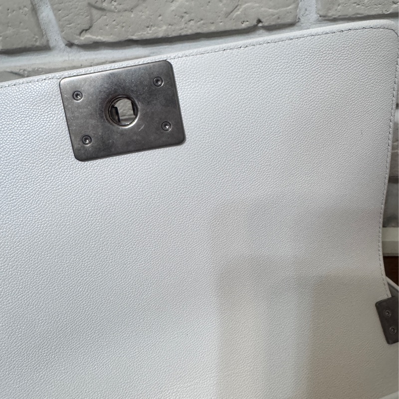 Chanel 白雪公主 白色銀鏈荔枝皮Boy25-18