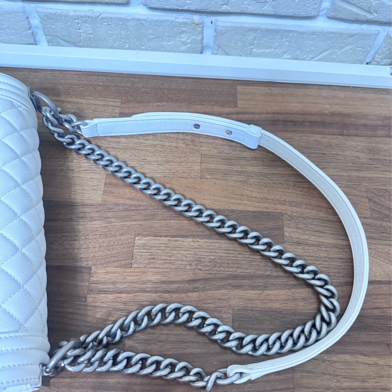 Chanel 白雪公主 白色銀鏈荔枝皮Boy25-36