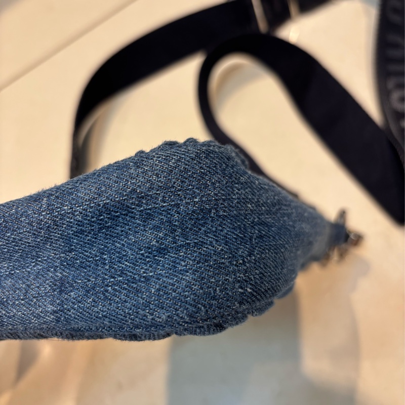 miumiu 牛仔抓皺 斜背/腋下 /手提 三用包-8