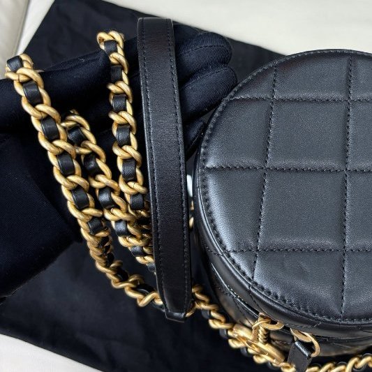 芯片款 香奈兒/Chanel 黑金羊皮圓桶鏈條包-9