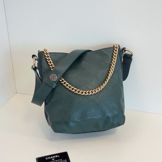 香奈兒/Chanel 嬉皮Hobo徽章流浪水桶包 墨綠菱格牛皮金扣-1