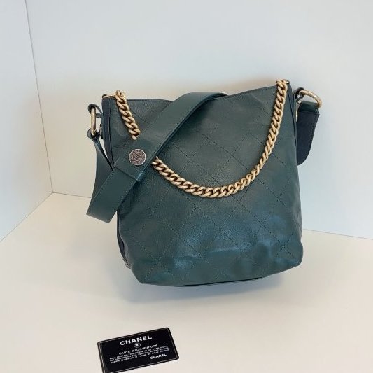 香奈兒/Chanel 嬉皮Hobo徽章流浪水桶包 墨綠菱格牛皮金扣-7