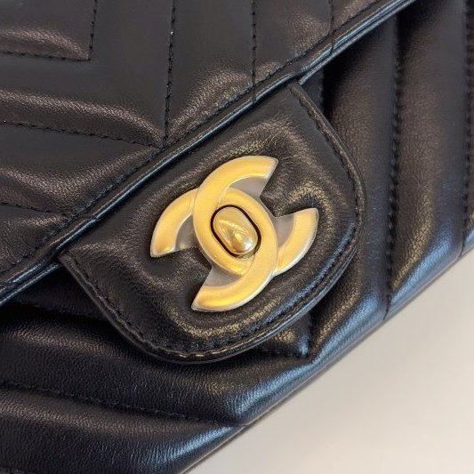 近新品 香奈兒/Chanel 黑金V紋 大mini鏈條包-11