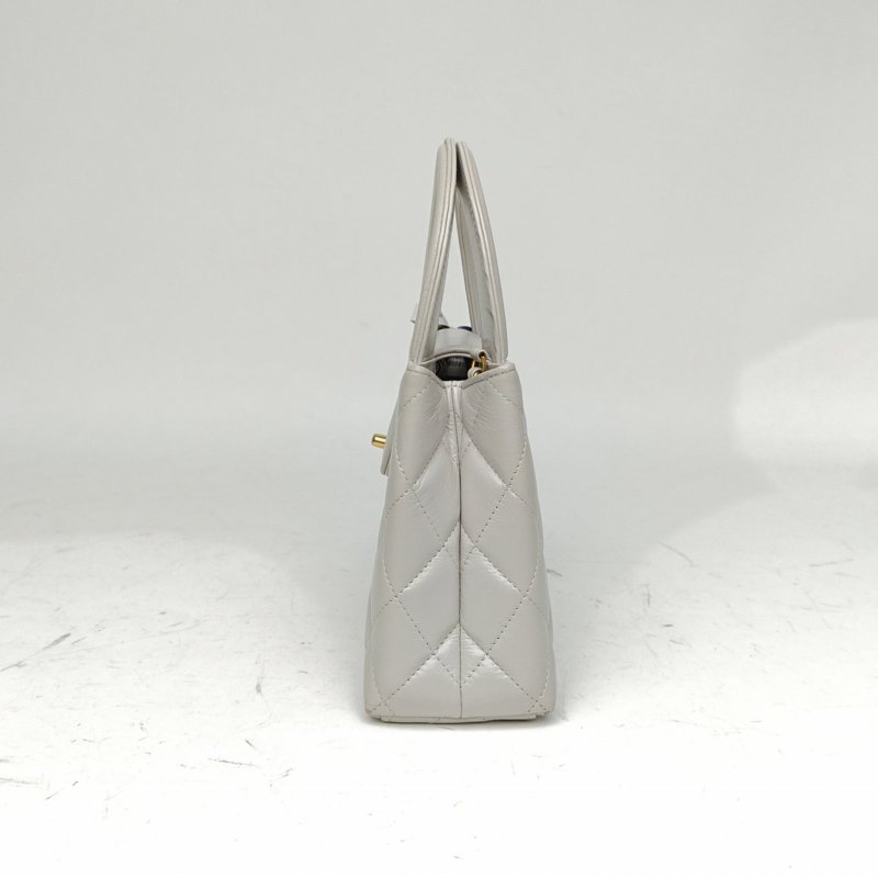 CHANEL 24AKelly鏈條手柄淺灰色牛皮晶片金扣肩背包-1