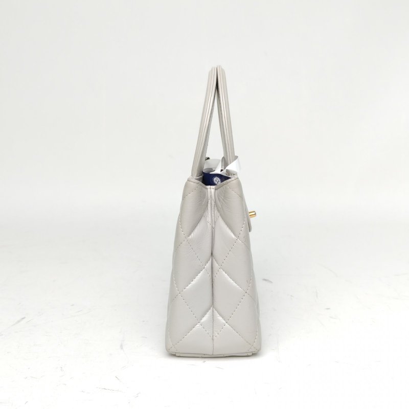CHANEL 24AKelly鏈條手柄淺灰色牛皮晶片金扣肩背包-3