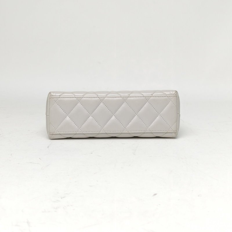 CHANEL 24AKelly鏈條手柄淺灰色牛皮晶片金扣肩背包-4