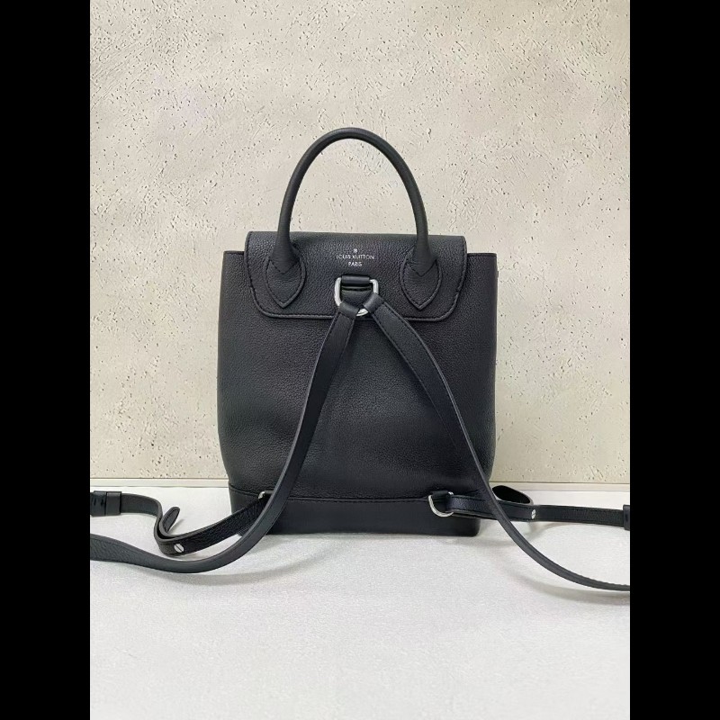 Lv lock me backpack 
黑银全皮双肩包-1