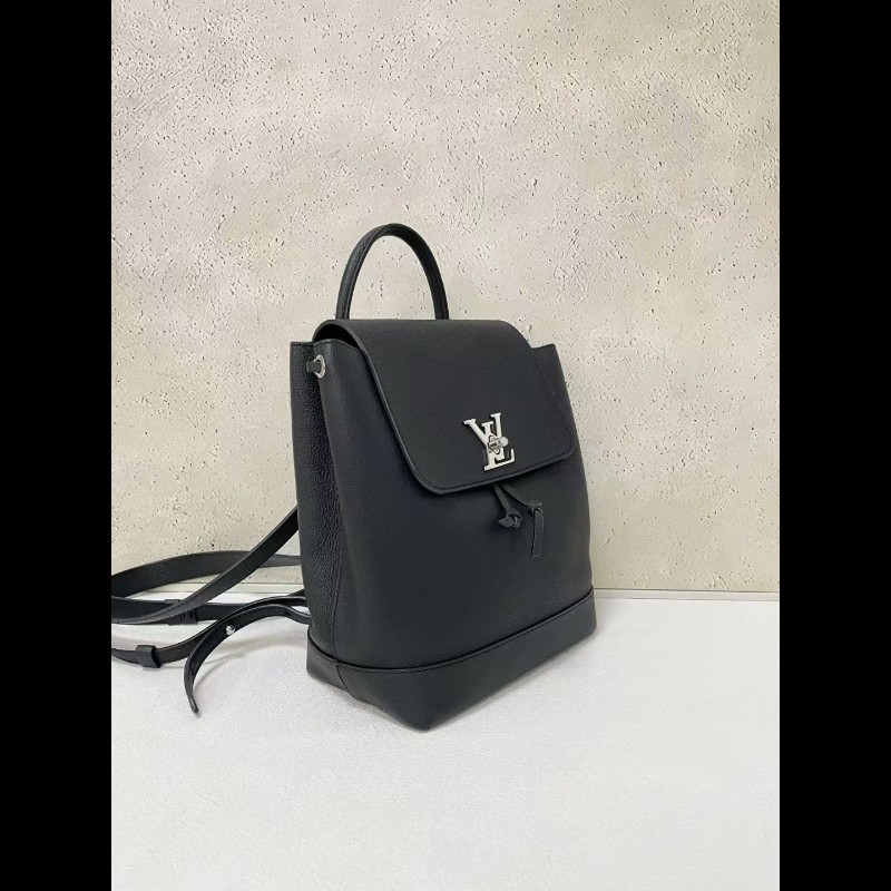 Lv lock me backpack 
黑银全皮双肩包-2