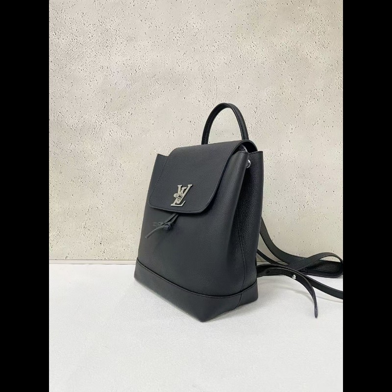 Lv lock me backpack 
黑银全皮双肩包-3
