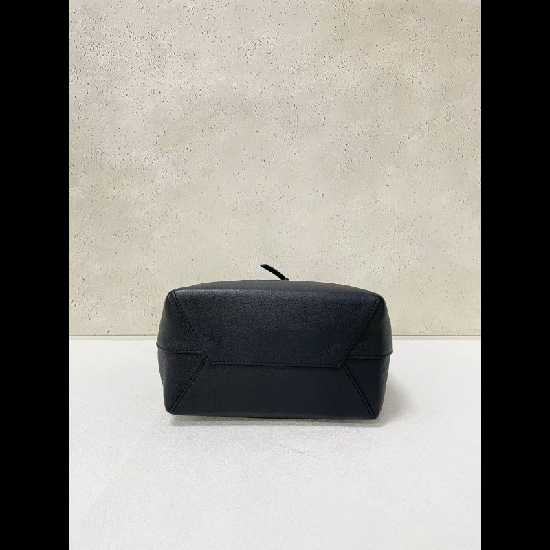 Lv lock me backpack 
黑银全皮双肩包-4