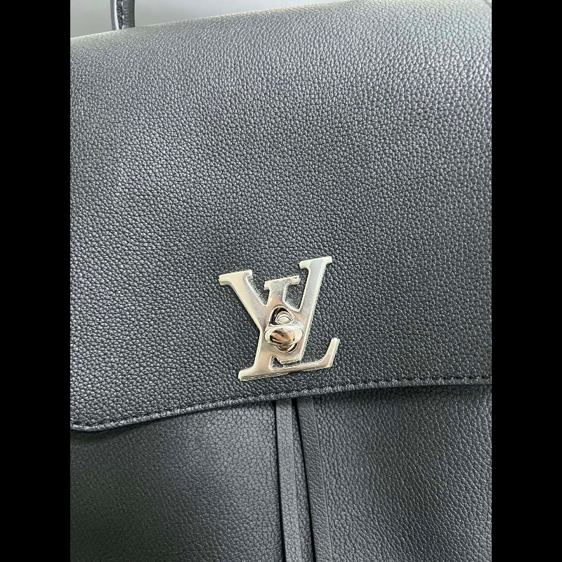 Lv lock me backpack 
黑银全皮双肩包-5