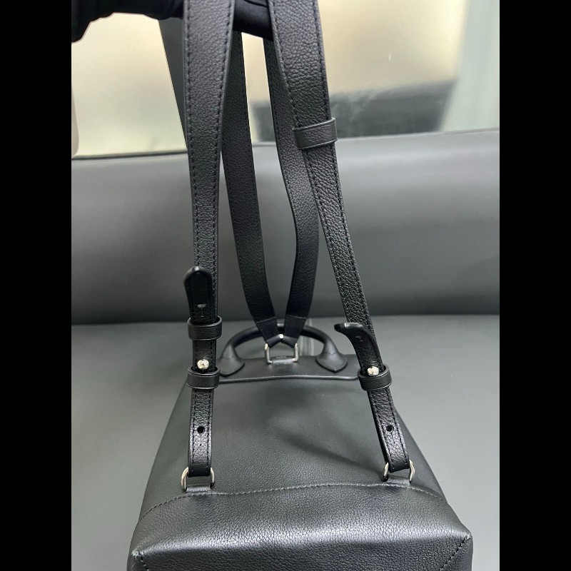 Lv lock me backpack 
黑银全皮双肩包-6