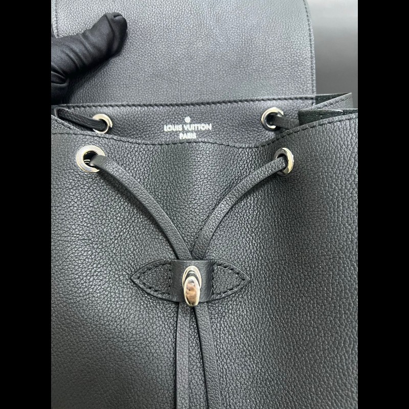 Lv lock me backpack 
黑银全皮双肩包-7