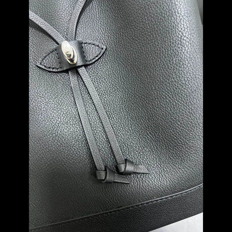 Lv lock me backpack 
黑银全皮双肩包-8