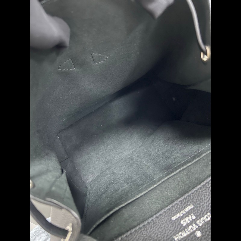 Lv lock me backpack 
黑银全皮双肩包-9
