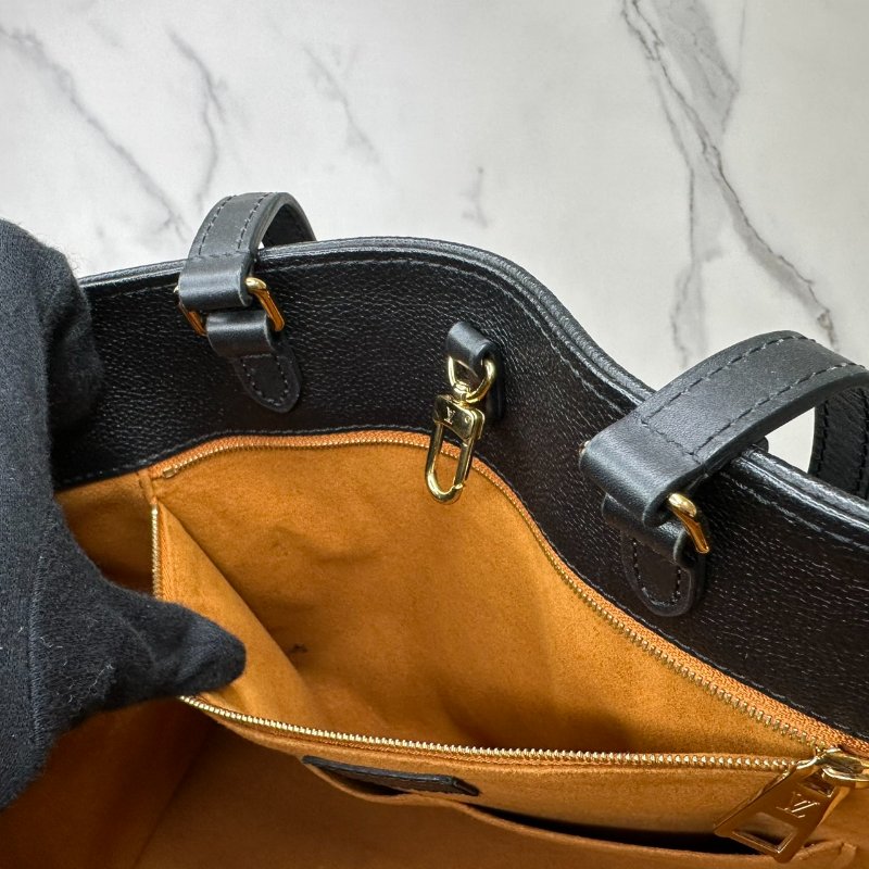 LV OnTheGo MM黑牛壓花托特包-5