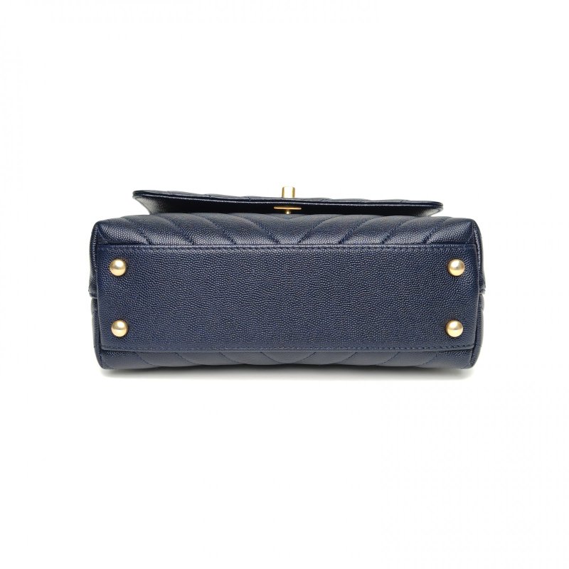 CHANEL CocoHandle小號藍色荔枝牛皮26開金扣V紋肩背包-4